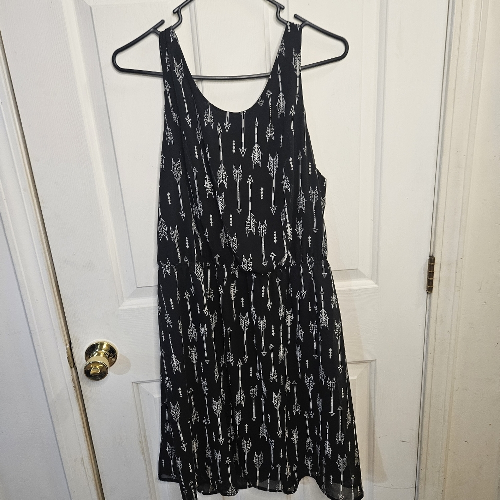 Black Sleeveless Casual Mini Dress with White Arrows. Size XL